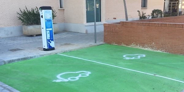 Instal·lats dos punts de recàrrega de cotxes elèctrics