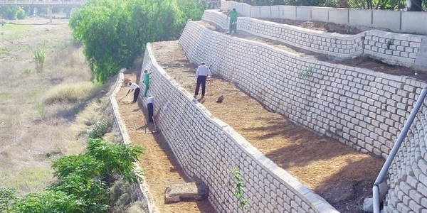 Mur de contenció junt al barranc